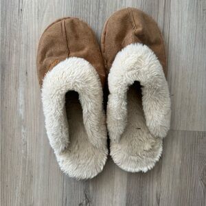 Women’s slip on fur slippers size 40-41